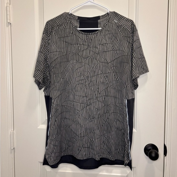(82)Lululemon Athletica Black and Gray Vent Tech - Picture 1 of 2